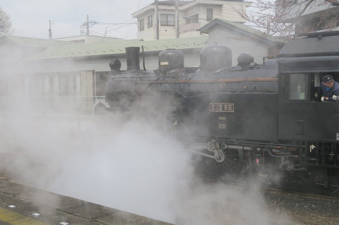 09_水蒸気を上げる機関車