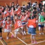 北九州YMCAサマースクール芸術コースで大きな絵があるコンサート!@門司海青小学校