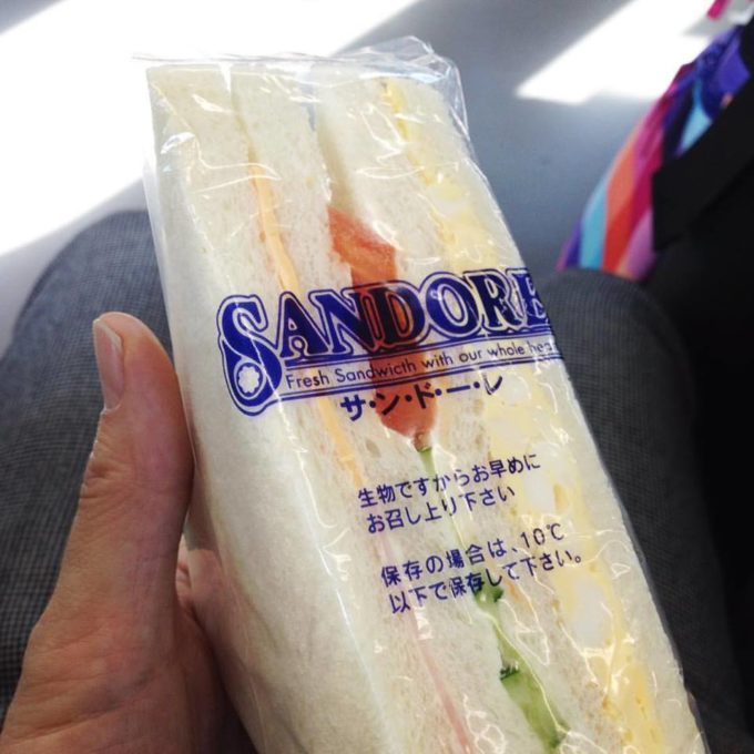 平塚駅のサンドイッチ「サンドーレ」を食べながら移動
