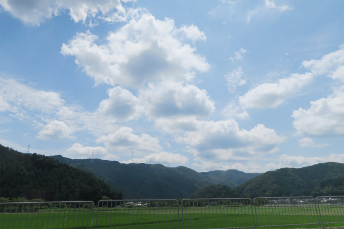 33_青い空・白い雲・緑の山