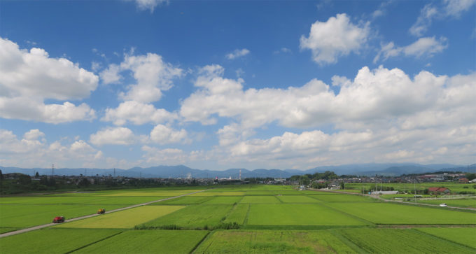 新幹線の車窓から東北の田園風景を眺む