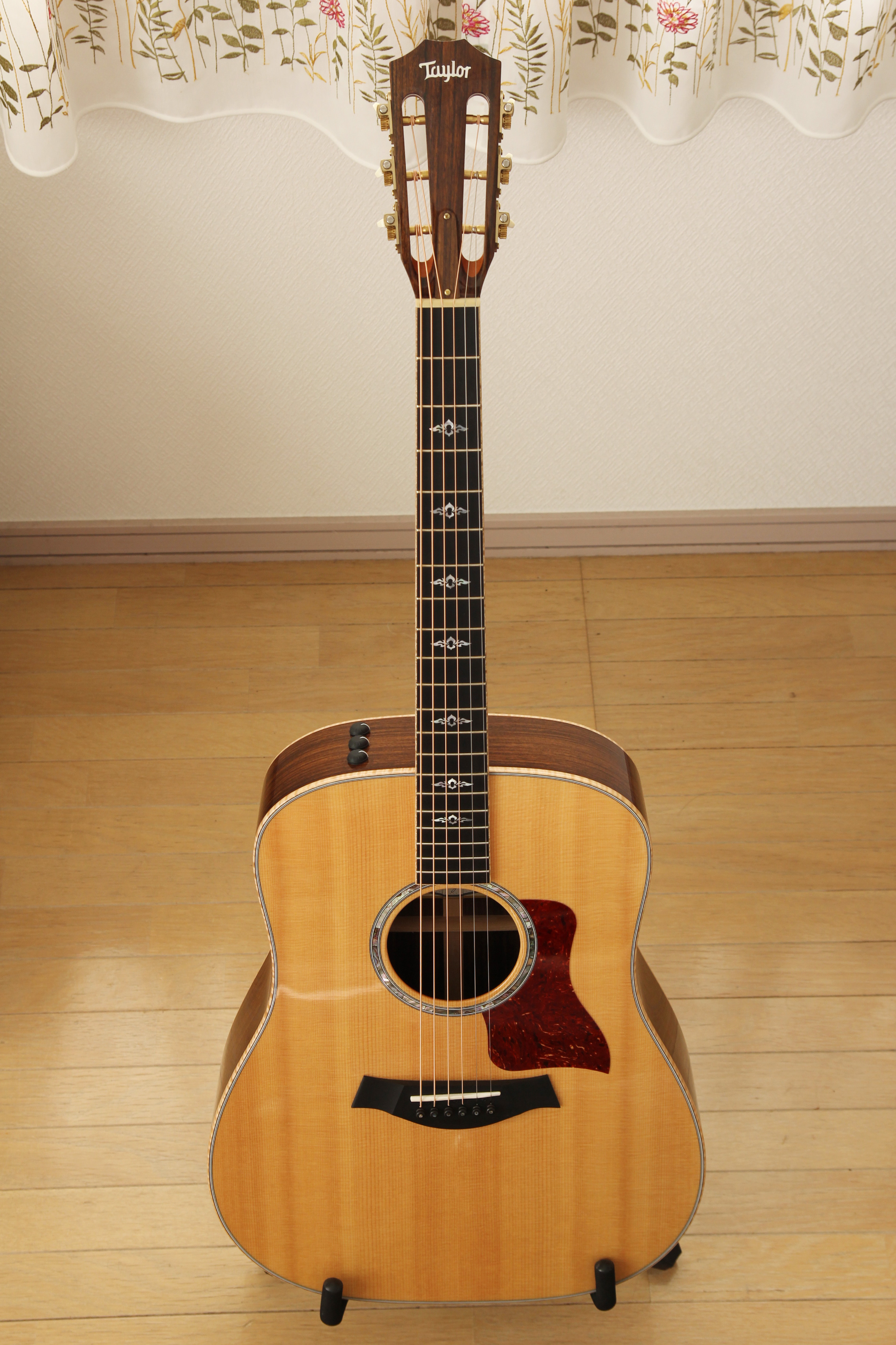 新しいギターが仲間入り☆Taylor 810e(ES2 Japan Limited)は花束のよう